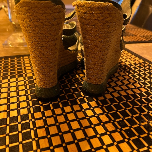 Beautiful Paris Hilton platform shoes color sage green alligator skin - Picture 4 of 8